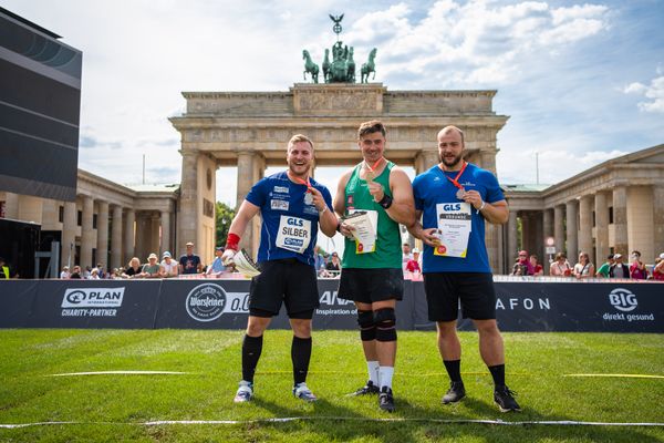 Simon Bayer (VfL Sindelfingen), David Storl (SC DHfK Leipzig) und Dennis Lukas (SSV Gymnasium Heinzenwies) beim Kugelstossen waehrend der deutschen Leichtathletik-Meisterschaften auf dem Pariser Platz am 24.06.2022 in Berlin